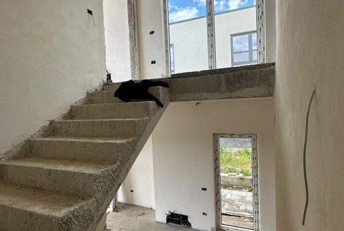 Shtepi ne shitje Apartament ne Tirane, 3+1, Mobilimi Pjeserisht e mobiluar, Pagesa 580,000  Euro.