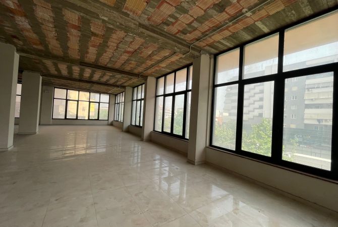 Jepet me Qira Ambient Biznesi 1000 m² – Komuna e Parisit (Ekskluzivitet)