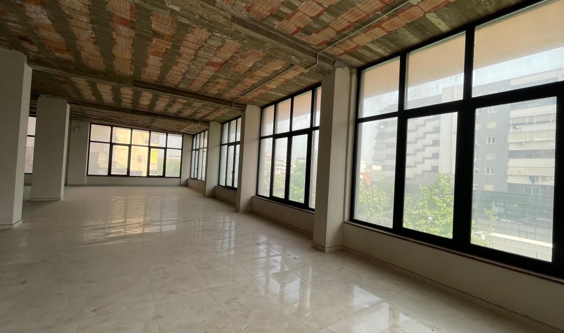 Jepet me Qira Ambient Biznesi 1000 m2 – Komuna e Parisit (Ekskluzivitet)