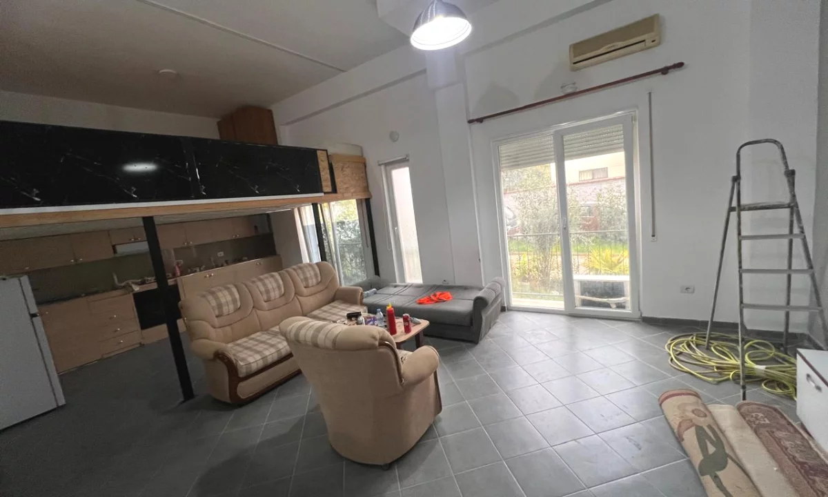 Shtepi ne shitje Apartament ne Tirane, 1+1, Mobilimi Pjeserisht e mobiluar, Pagesa 140,000  Euro.