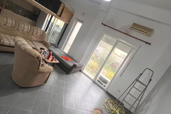 Shtepi ne shitje Apartament ne Tirane, 1+1, Mobilimi Pjeserisht e mobiluar, Pagesa 140,000  Euro.