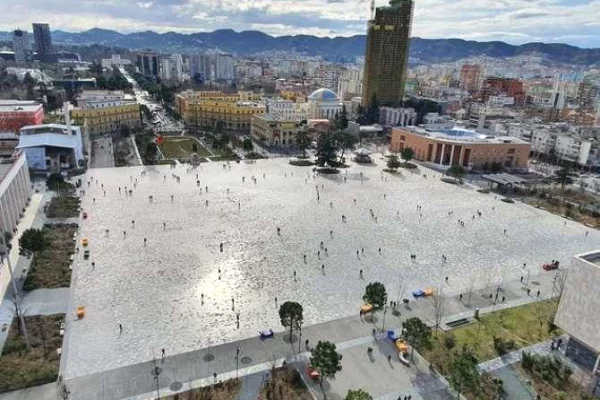 Ambient biznesi për shitje – Rruga e Barrikadave, pranë Qendrës