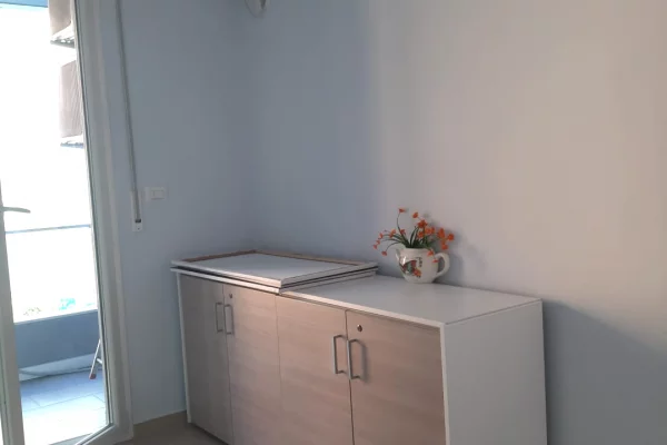 Shtepi me qera Apartament ne Tirane, 2+1, Mobilimi E mobiluar, Pagesa 700  Euro.