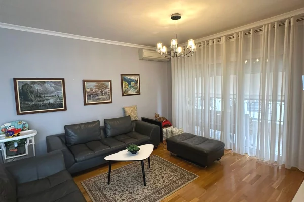 Shtepi me qera Apartament ne Tirane, 2+1, Mobilimi E mobiluar, Pagesa 900  Euro.