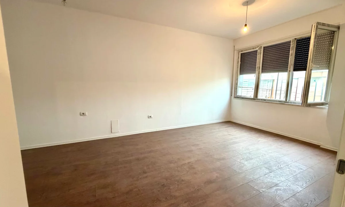  PAZARI I RI – AMBIENT BIZNESI ME QIRA