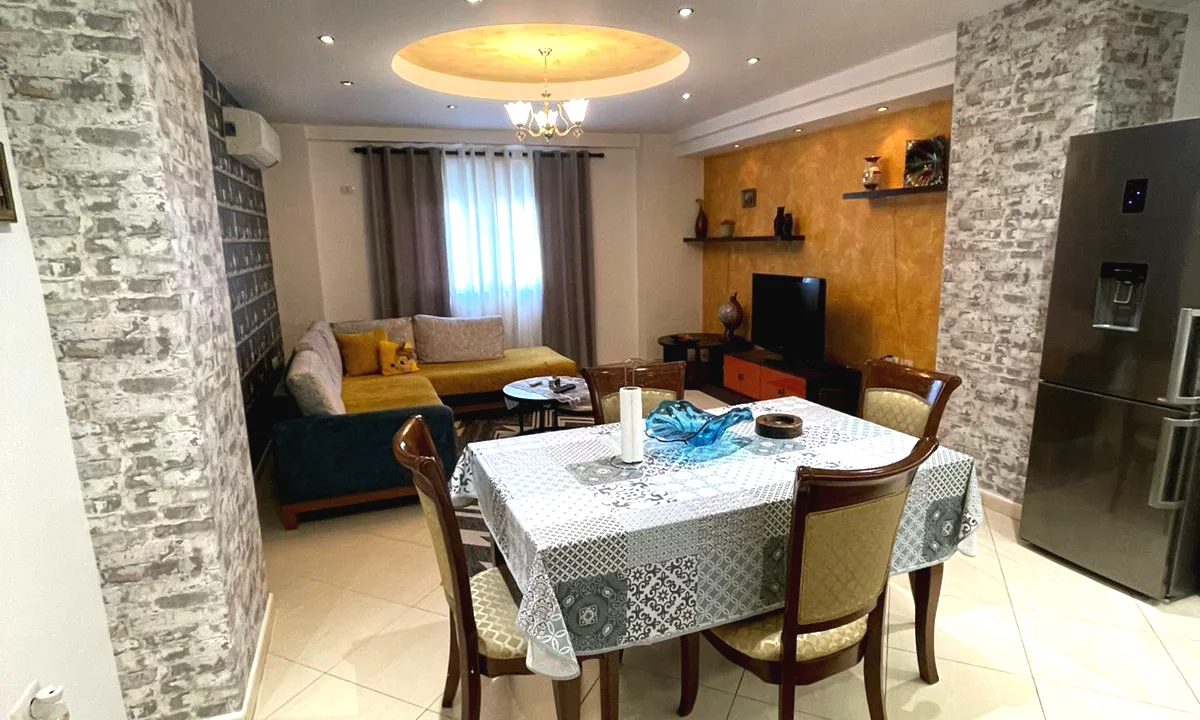 Appartamento in affitto a Tirana 2+1, Arredato