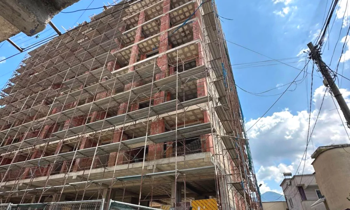 Shtepi ne shitje Apartament ne Tirane, 2+1, Mobilimi Bosh, pa mobiluar, Pagesa 155,000  Euro.