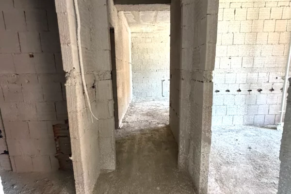 Shtepi ne shitje Apartament ne Tirane, 2+1, Mobilimi Bosh, pa mobiluar, Pagesa 187,600  Euro.