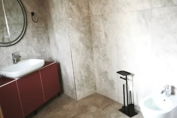 Shtepi me qera Apartament ne Tirane, 2+1, Mobilimi E mobiluar, Pagesa 1,500  Euro.