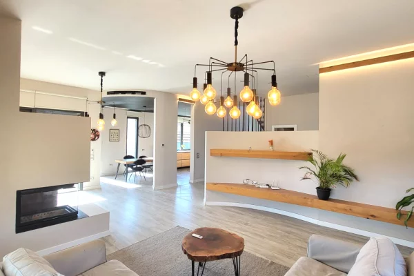 Shtepi me qera Vila Luksoze ne Tirane, 4+1, Mobilimi E mobiluar, Pagesa 2,500  Euro.