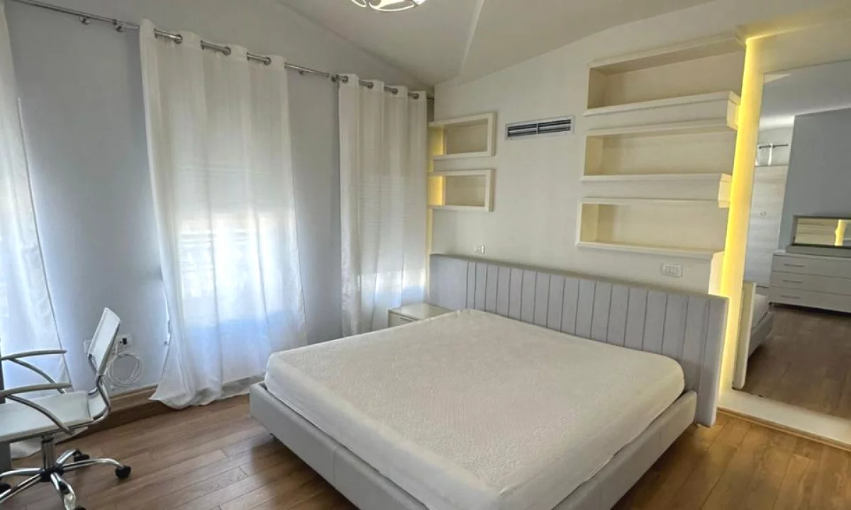 Shtepi me qera Vila Luksoze ne Tirane, 4+1, Mobilimi E mobiluar, Pagesa 2,200  Euro.