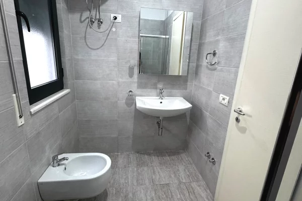 Shtepi me qera Apartament ne Tirane, 2+1, Mobilimi E mobiluar, Pagesa 750  Euro.