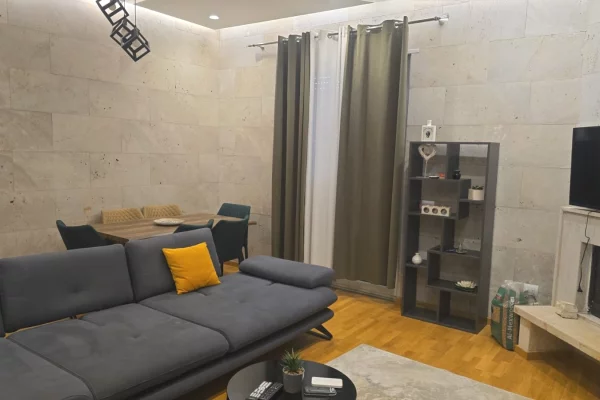 Shtepi me qera Apartament ne Tirane, 2+1, Mobilimi E mobiluar, Pagesa 1,100  Euro.