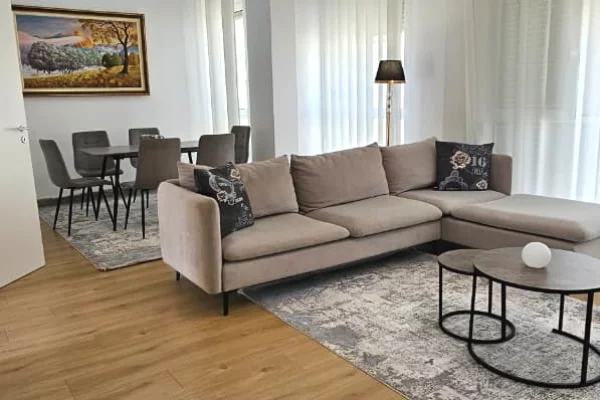 Shtepi me qera Vila Luksoze ne Tirane, 3+1, Mobilimi E mobiluar, Pagesa 1,500  Euro.