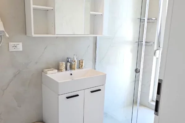 Shtepi me qera Vila Luksoze ne Tirane, 3+1, Mobilimi E mobiluar, Pagesa 1,500  Euro.