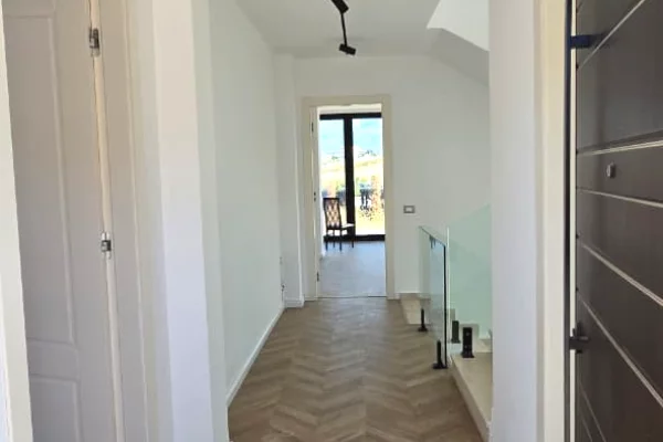 Shtepi ne shitje Vila Luksoze ne Tirane, 5+1, Mobilimi Bosh, pa mobiluar, Pagesa 1,000,000  Euro.