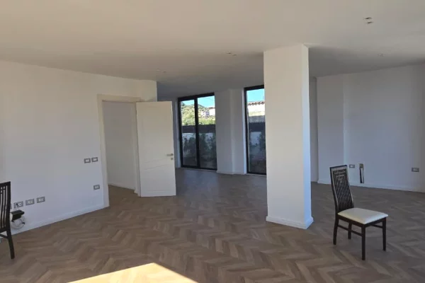 Shtepi ne shitje Vila Luksoze ne Tirane, 5+1, Mobilimi Bosh, pa mobiluar, Pagesa 1,000,000  Euro.