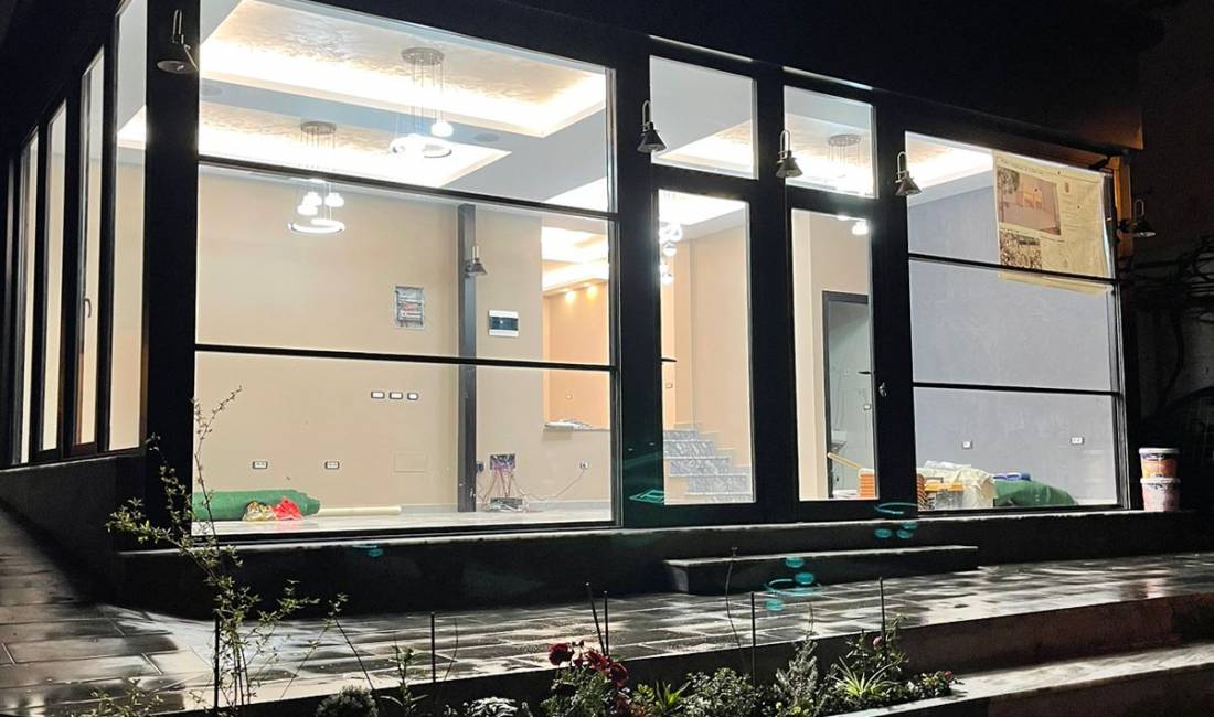 DYQANE NE SHITJE - OFERTE SPECIALE NE ALI DEM + Me vendparkim per 6 automjete