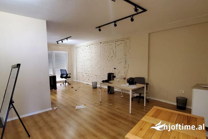 Ambiente Commerciale in Affitto 3+1 a Tirana - 1,000 Euro