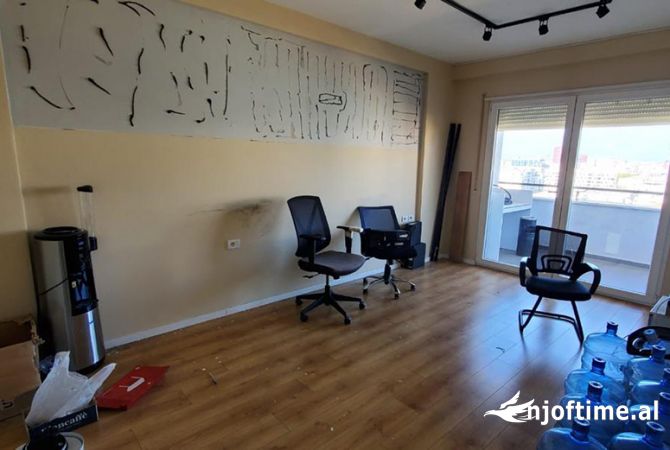 Ambiente Commerciale in Affitto 3+1 a Tirana - 1,000 Euro