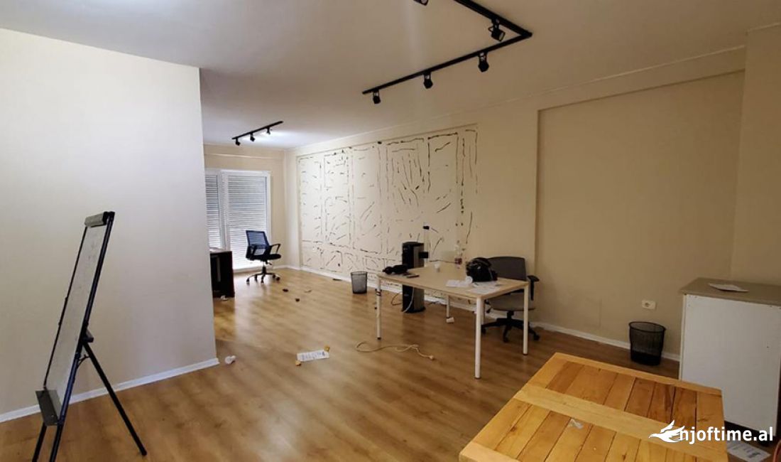 Jepet me qira ambient i pershtatur per zyra