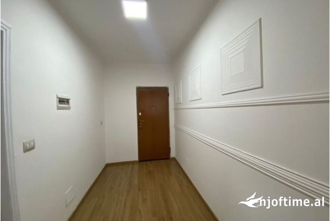 Ambiente Commerciale in Affitto 3+1 a Tirana - 500 Euro