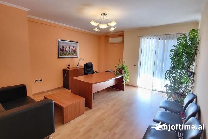 Ambiente Commerciale in Affitto 3+1 a Tirana - 600 Euro