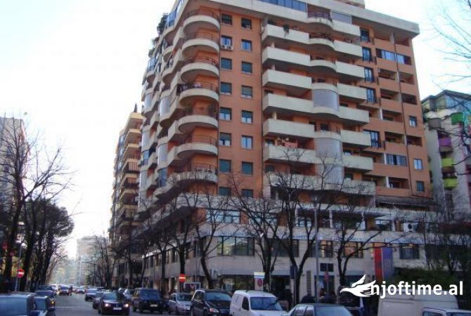 Ambiente Commerciale in Affitto 1+1 a Tirana - 2,500 Euro
