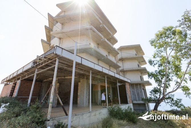 Ambiente Commerciale in Vendita 5+1 a Valona - 2,500 Euro