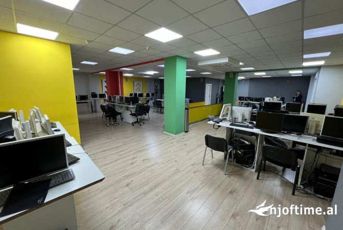 Ambiente Commerciale in Affitto 3+1 a Tirana - 7,000 Euro