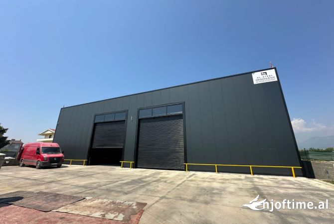 Ambiente Commerciale in Vendita 4+1 a Tirana - 3,200,000 Euro