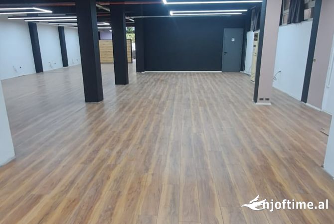 Ambiente Commerciale in Affitto 3+1 a Tirana - 2,500 Euro