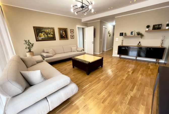 Shtepi ne shitje Apartament ne Tirane, 4+1, Mobilimi E mobiluar, Pagesa 700,000  Euro.