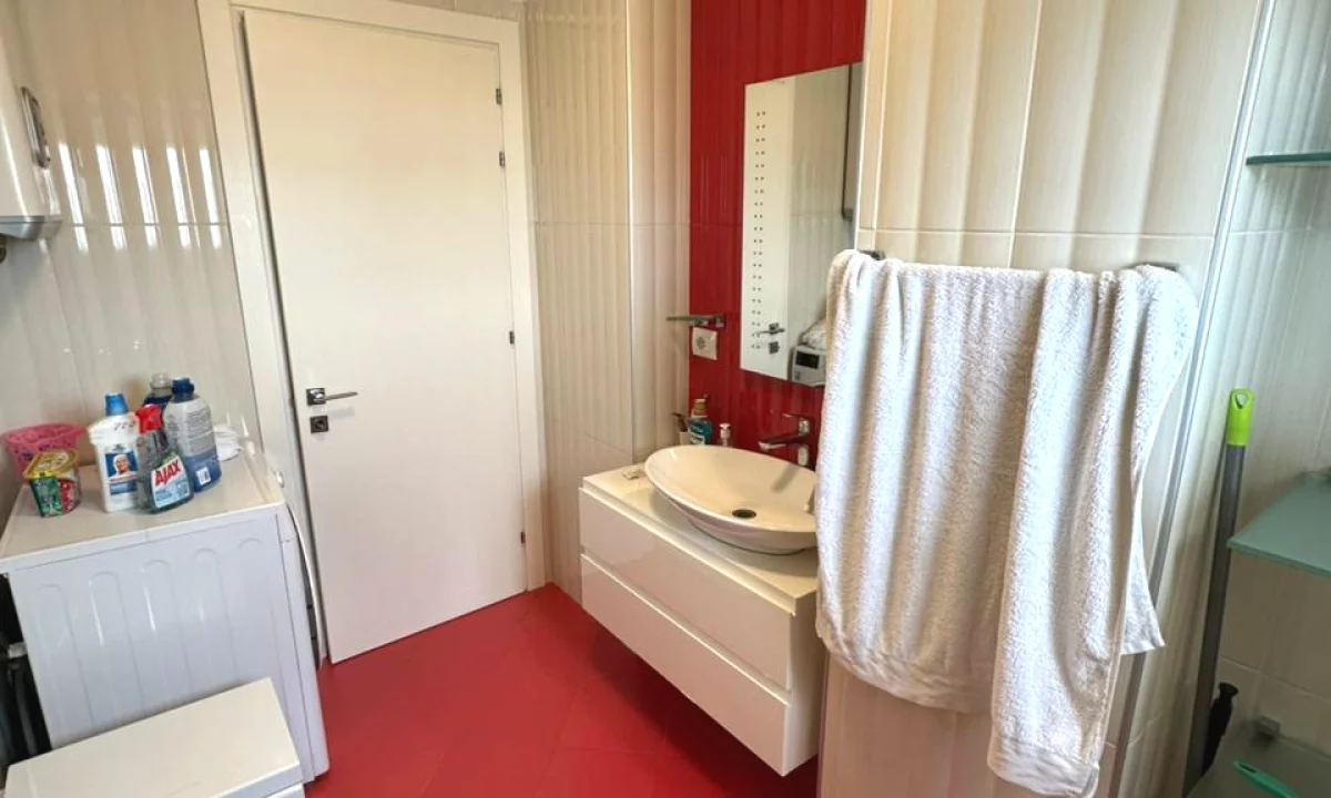 Shtepi ne shitje Apartament ne Tirane, 2+1, Mobilimi E mobiluar, Pagesa 150,000  Euro.