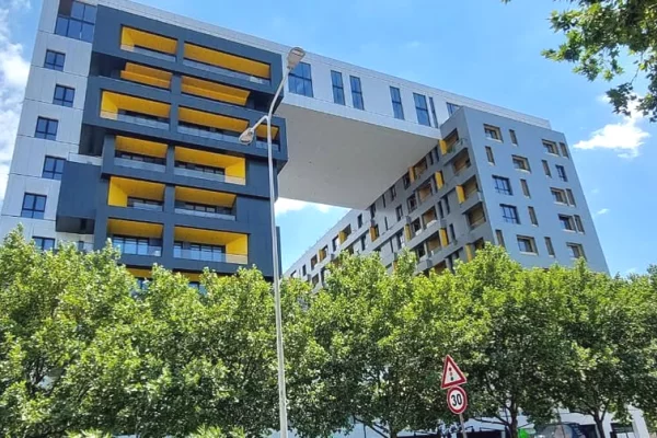 DYQAN PER SHITJE TEK SQUARE 21, RRUGA E KAVAJES