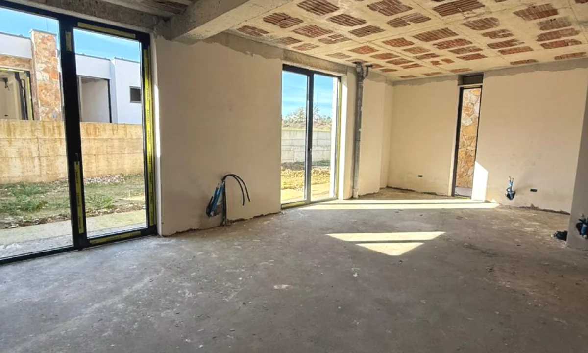 Shtepi ne shitje Vila Luksoze ne Tirane, 4+1, Mobilimi Bosh, pa mobiluar, Pagesa 850,000  Euro.