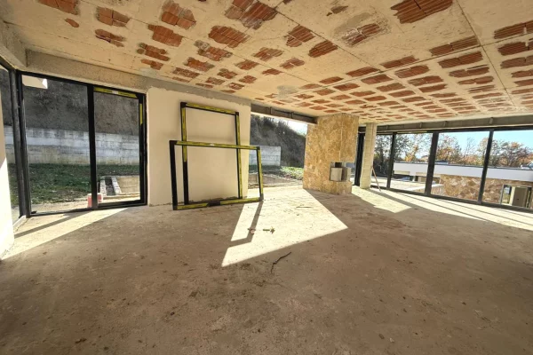 Shtepi ne shitje Vila Luksoze ne Tirane, 4+1, Mobilimi Bosh, pa mobiluar, Pagesa 850,000  Euro.