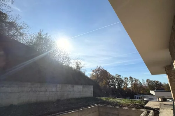 Shtepi ne shitje Vila Luksoze ne Tirane, 4+1, Mobilimi Bosh, pa mobiluar, Pagesa 850,000  Euro.