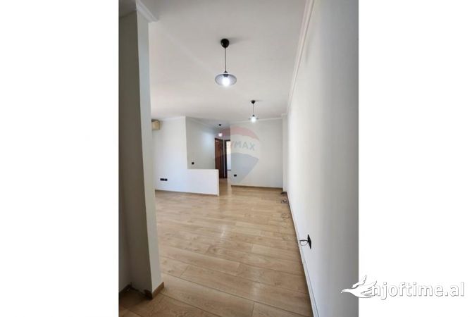 Business Property for Rent 3+1 in Tirana - 1,000 Euro