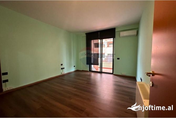 Ambiente Commerciale in Affitto 3+1 a Tirana - 1,500 Euro