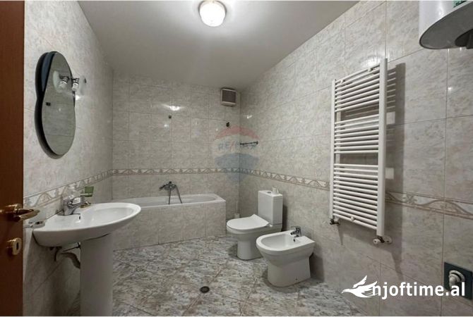 Ambiente Commerciale in Affitto 3+1 a Tirana - 1,500 Euro