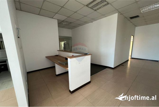 Ambiente Commerciale in Affitto 3+1 a Tirana - 2,300 Euro