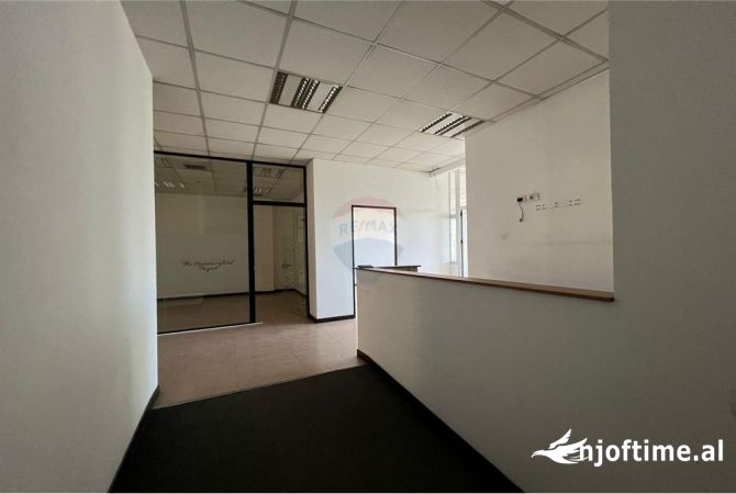 Ambiente Commerciale in Affitto 3+1 a Tirana - 2,300 Euro