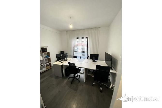 Zyre - Me Qera - 21 Dhjetori - Tirane