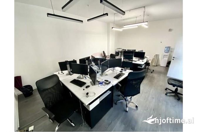Ambiente Commerciale in Affitto 3+1 a Tirana - 1,000 Euro
