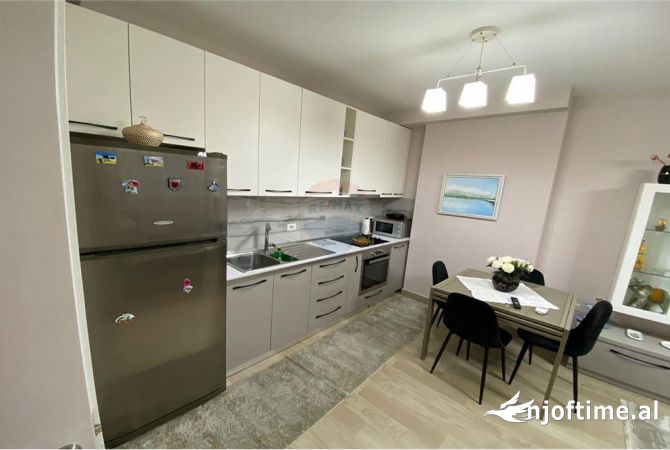Shtepi me qera Apartament ne Tirane, 2+1, Mobilimi Pjeserisht e mobiluar, Pagesa 650  Euro.
