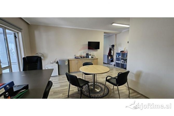 Ambiente Commerciale in Affitto 3+1 a Tirana - 1,500 Euro