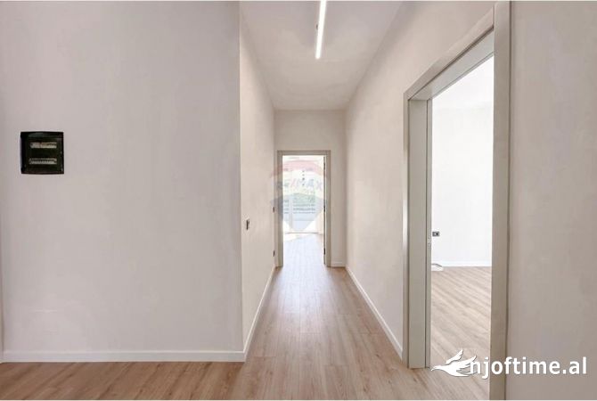 Shtepi ne shitje Apartament ne Tirane, 3+1, Mobilimi Bosh, pa mobiluar, Pagesa 380,000  Euro.
