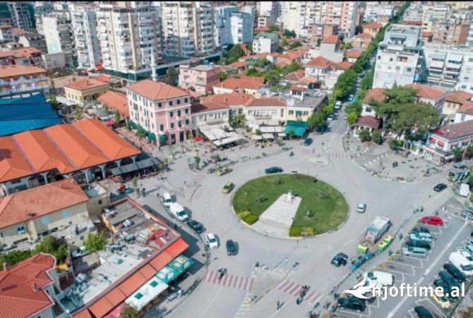 Dyqan - Buze Rruge - Me Qera - Pazari i Ri - Tirane