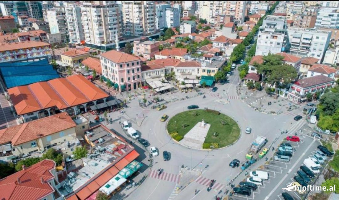 Dyqan - Buze Rruge - Me Qera - Pazari i Ri - Tirane